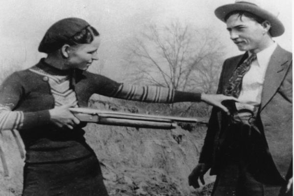 black and white photo of bonnie and clyde with shotgun