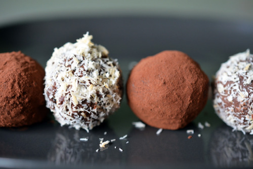 Nom-Nom-Paleo-chocolate-truffles