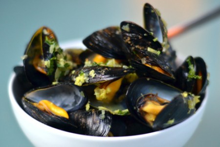 Thai steamed mussels