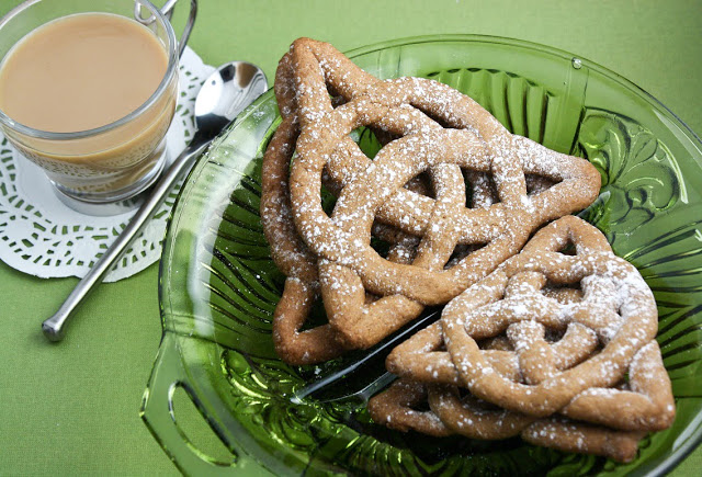 Sprinkle-Bakes-celtic-knot-cookies