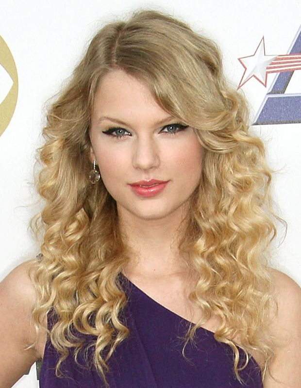Taylor-Swift-long-curly-hair